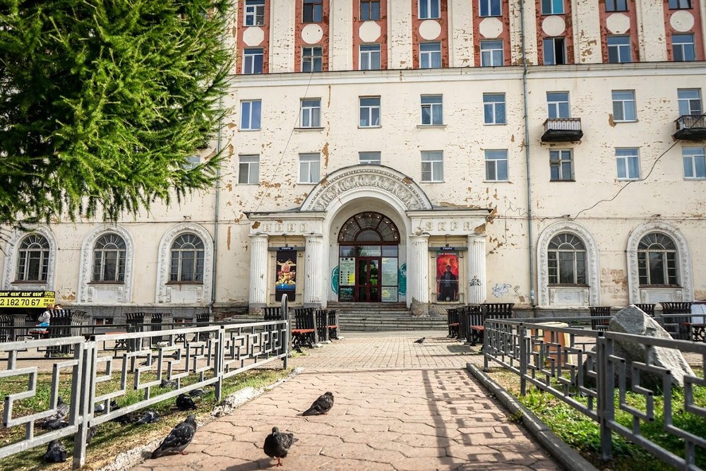 Сейчас Стас Рогозин активно развивает кинотеатры «Омега» и «Заря». Фото: Арина Томашова / It's My City