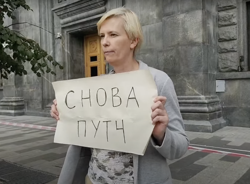 Марина Литвинович в пикете. Фото: скриншот видео  Sota 