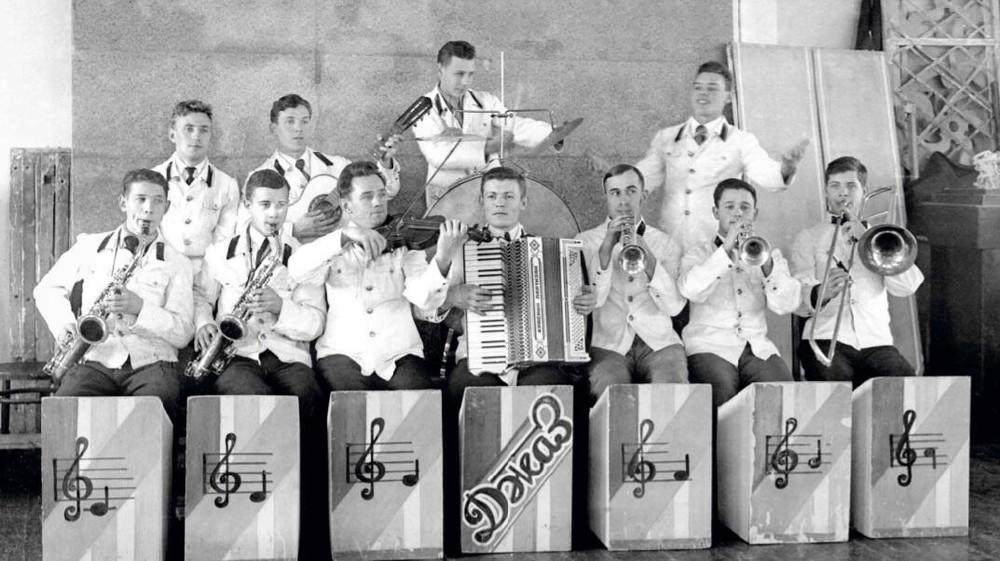Джазовый оркестр ДК Железнодорожников, 1949 год. Фото: Л. Сурина. Фотоальбом: Екатеринбург. История в фотографии, Том II, составители А. Беркович, О. Сарафанов