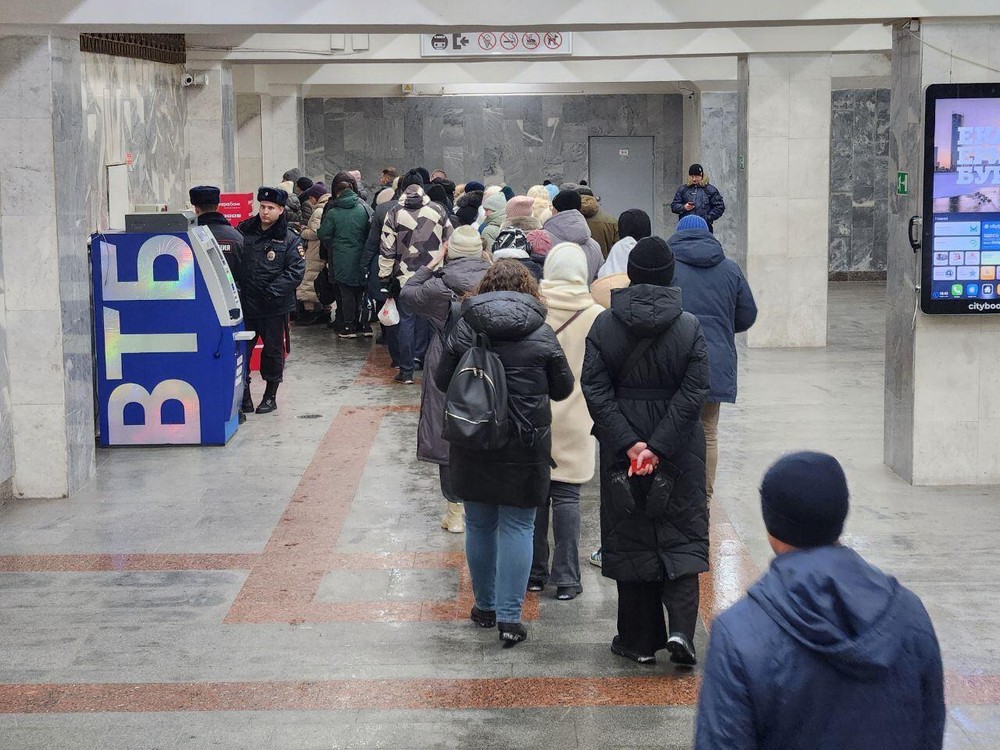 Очередь на входе в метро в час пик / E1.Ru