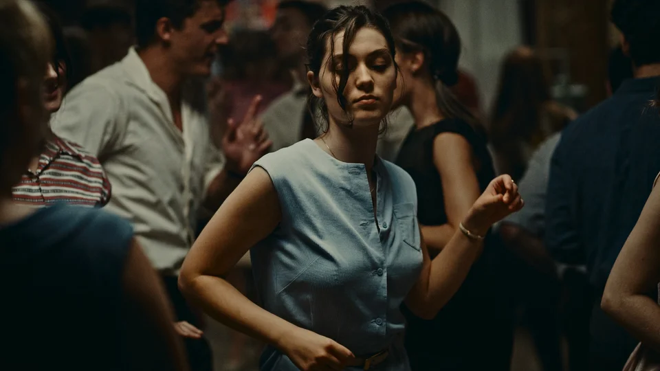 Стоп-кадр из фильма «Событие», режиссер Одри Диван