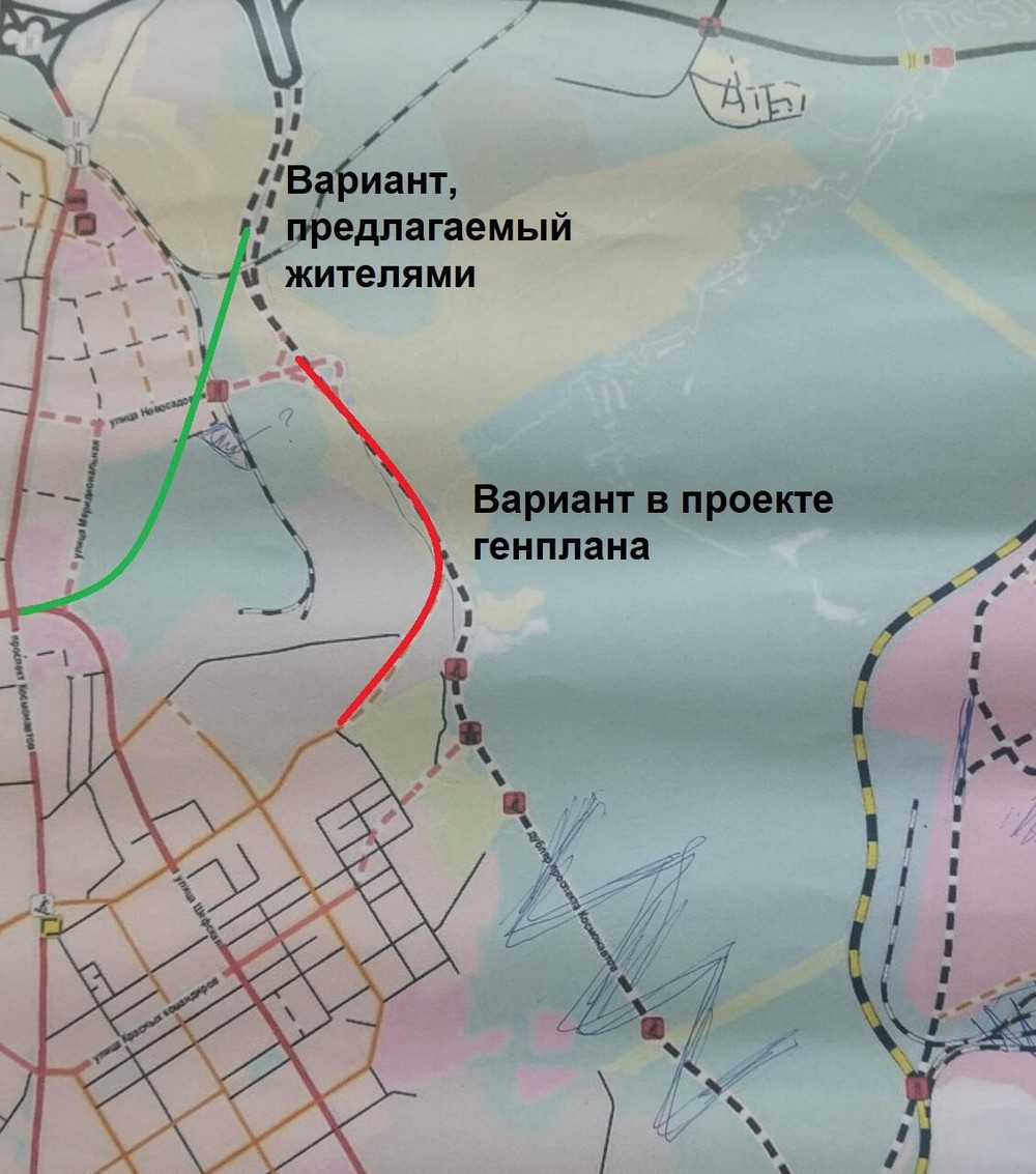 Схема дублера в проекте Генплана. Ручкой зачеркнута часть дороги, которую предлагали провести через Калиновский лесопарк. Но в проекте остается первая очередь, которая помечена красным. Фото: Константин Киселев