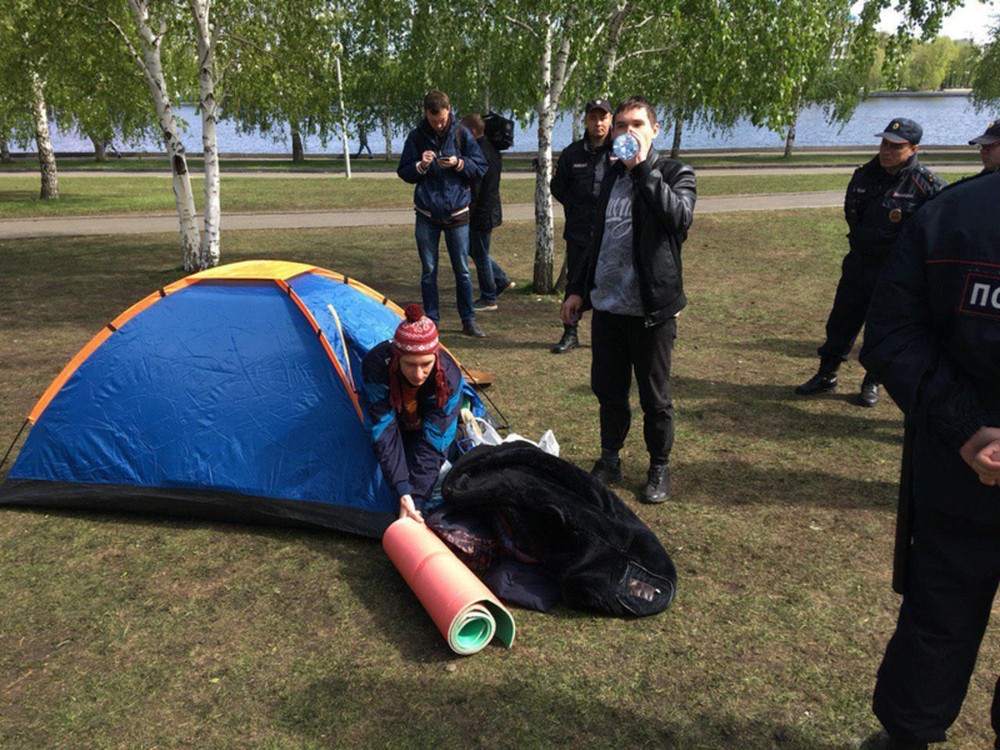 Иван Ноговицын в сквере в 2019 году. Фото: Znak / Яромир Романов 